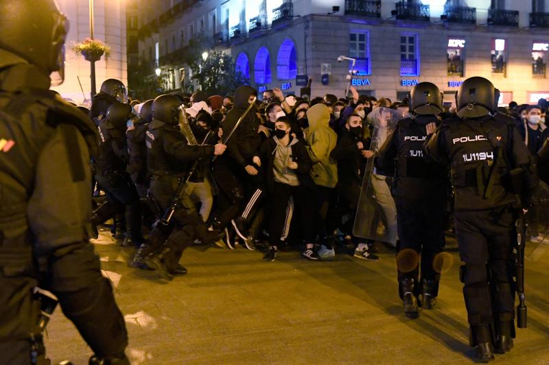 Varios manifestantes son dispersados por la Policía en Madrid.