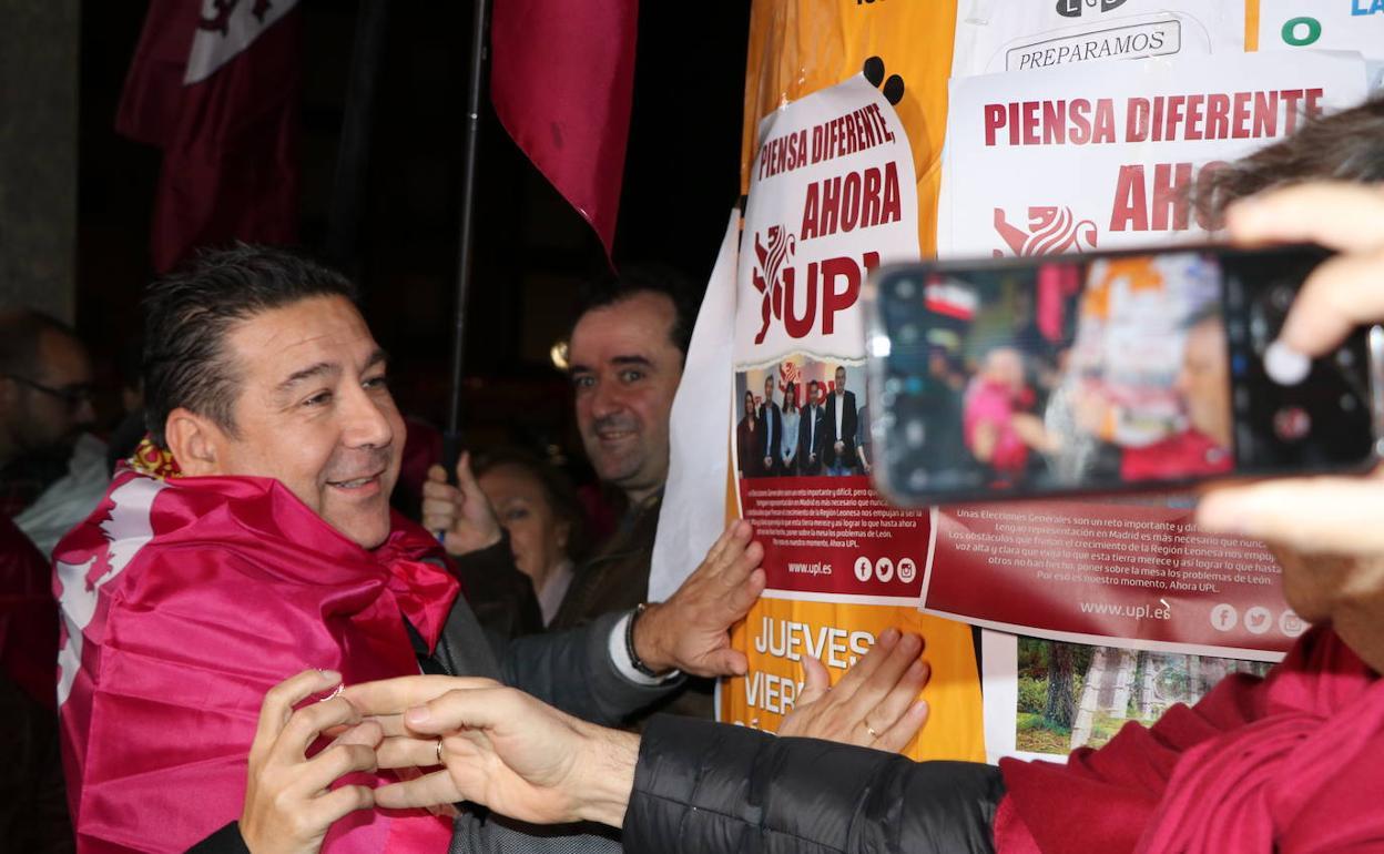 Luis Mariano Santos, líder de UPL, en una pegada de carteles de una campaña electoral. 