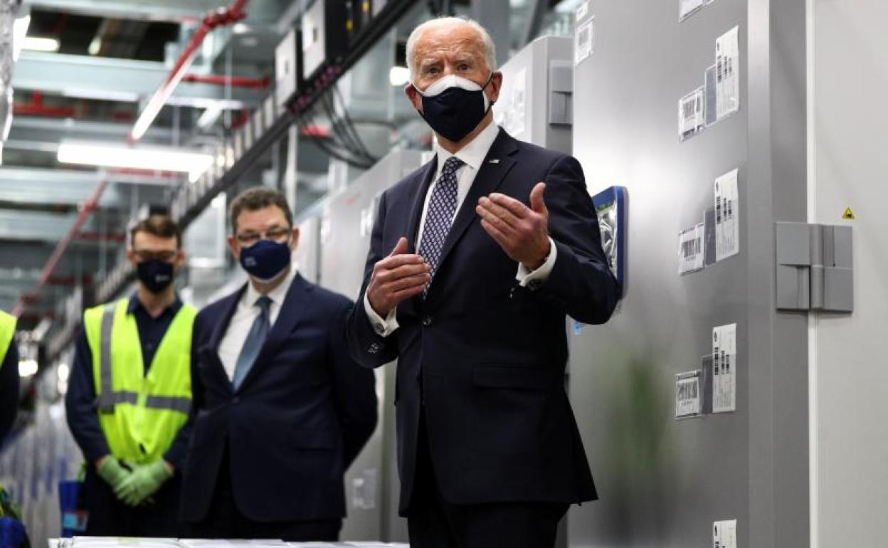 Biden visita una empresa de la compañía Pfizer en Kalamazoo, Michigan.