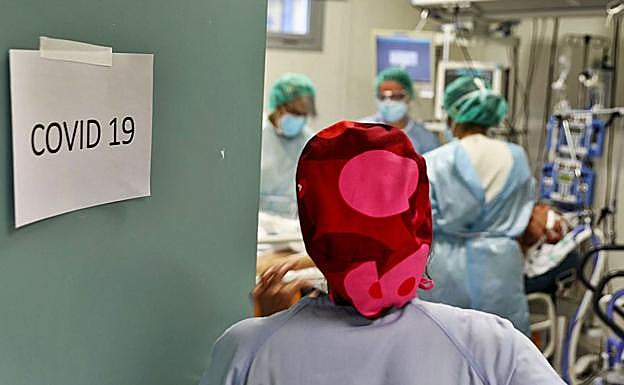 Personal sanitario asiste a un paciente afectado por coronavirus Sars-CoV-2.