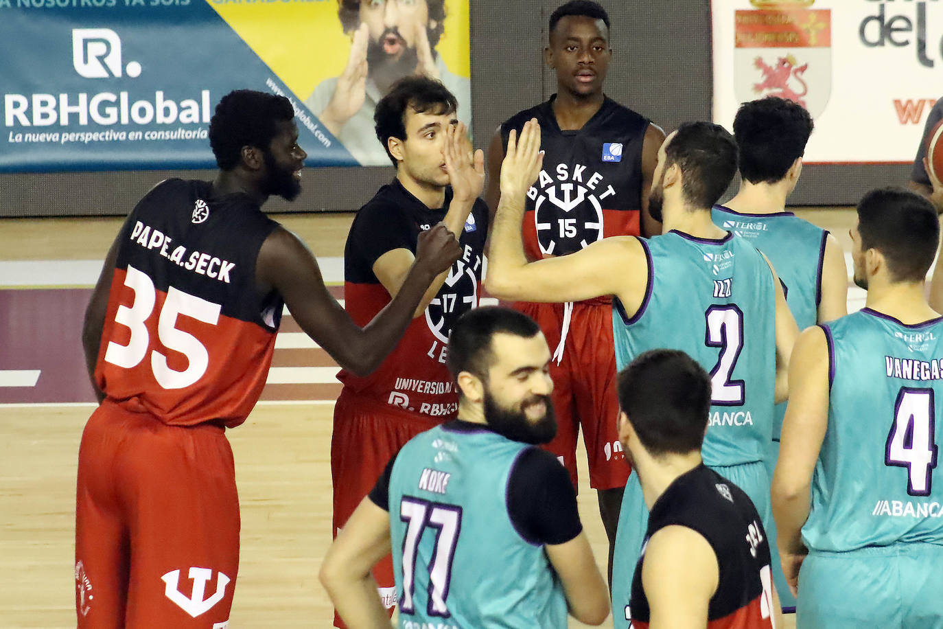 Un lance de un partido de Basket León.