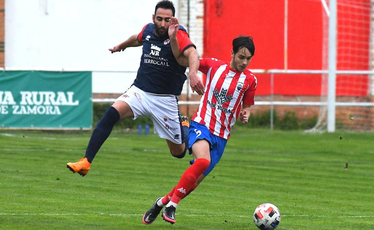 Roberto Puente, autor del gol berciano, en un lance del partido.