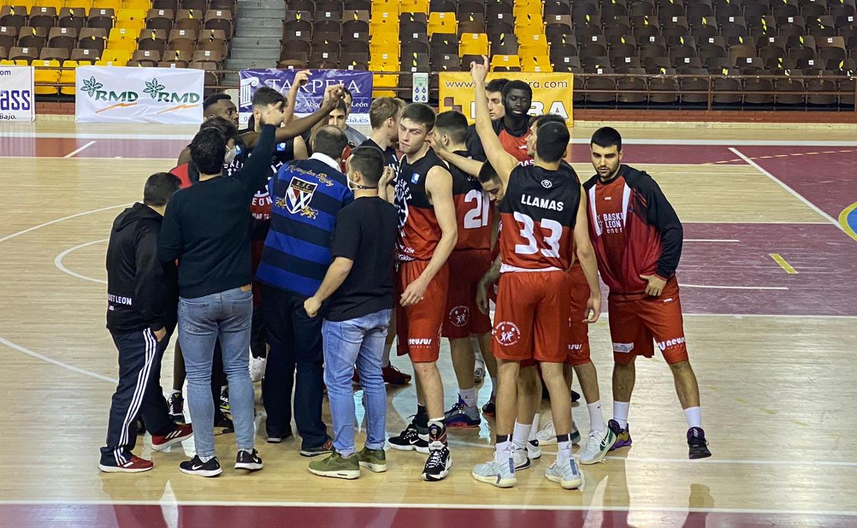 Los jugadores de Basket León celebran la victoria.