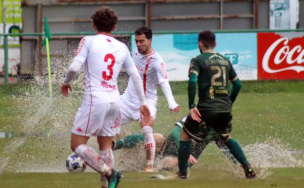 Galería. La lluvia que cayó sobre Astorga condicionó el juego.