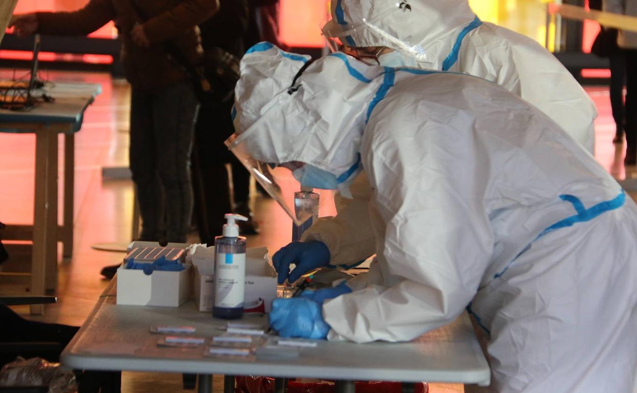 Una enfermera manipula un test de antígenos en uno de los cribados masivos en León capital.