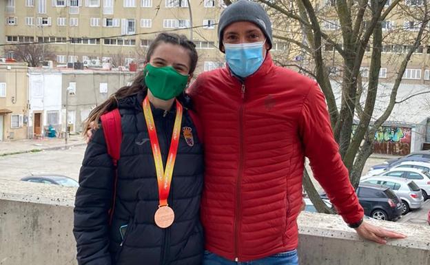 María Cisneros posa con la medalla de bronce junto a su entrenador, Juan Herrero.