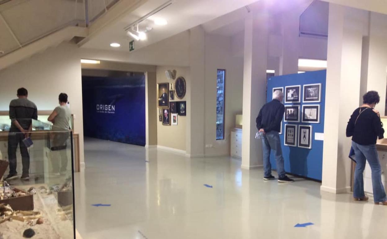 Varias personas visitan el museo Munic de Carracedelo.