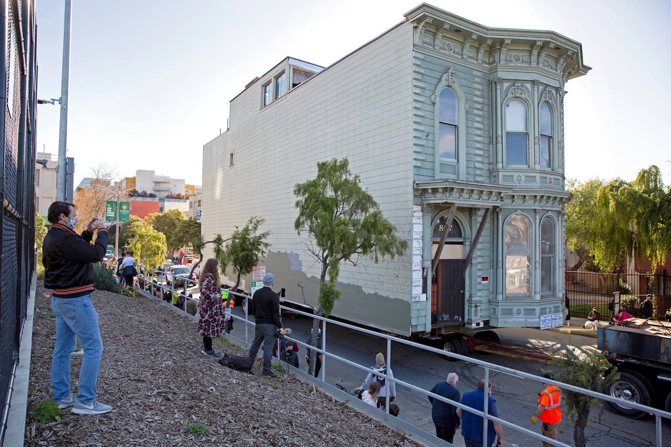 Fotos: Impresionante traslado de una casa victoriana de 143 años por las calles de San Francisco