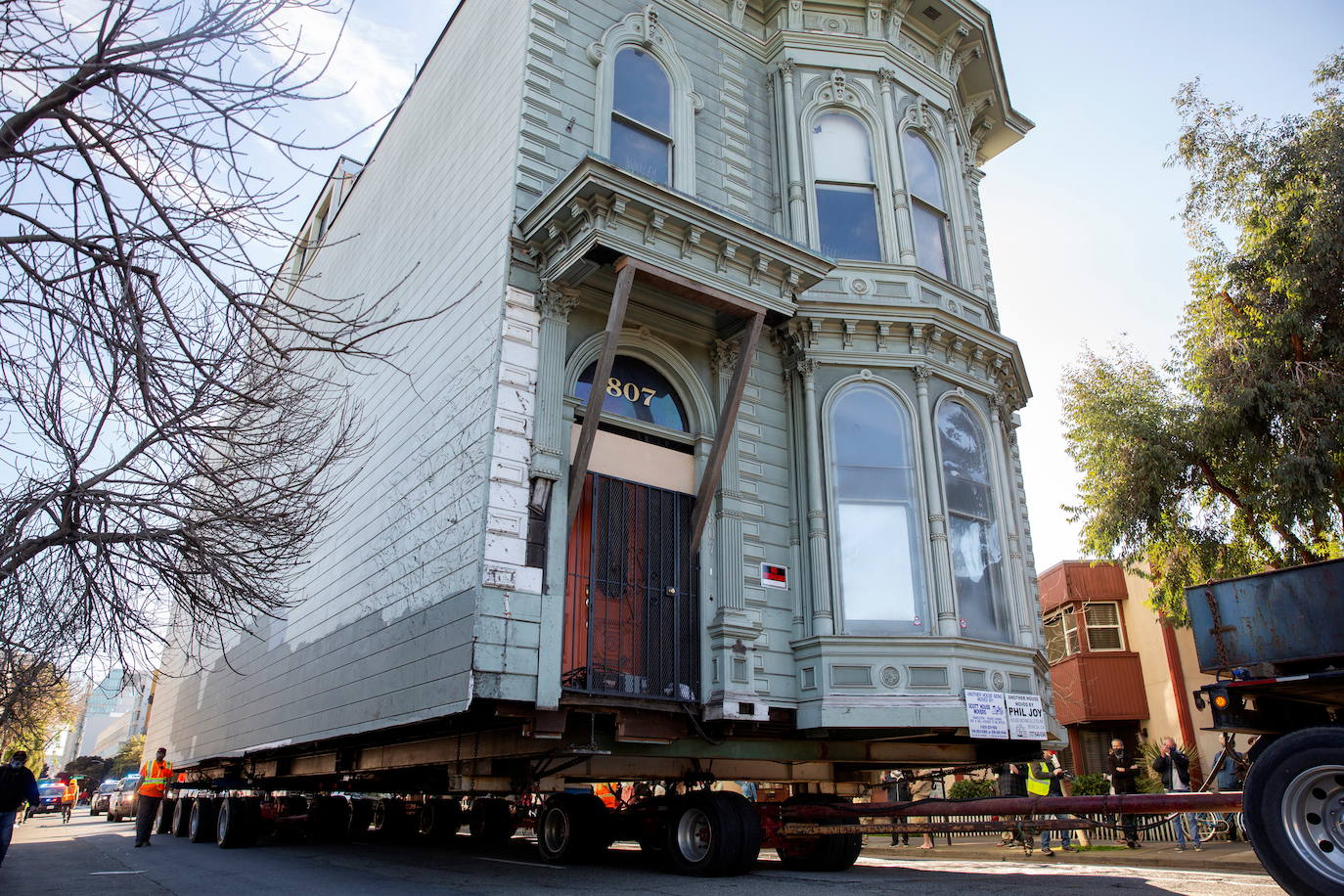 Fotos: Impresionante traslado de una casa victoriana de 143 años por las calles de San Francisco