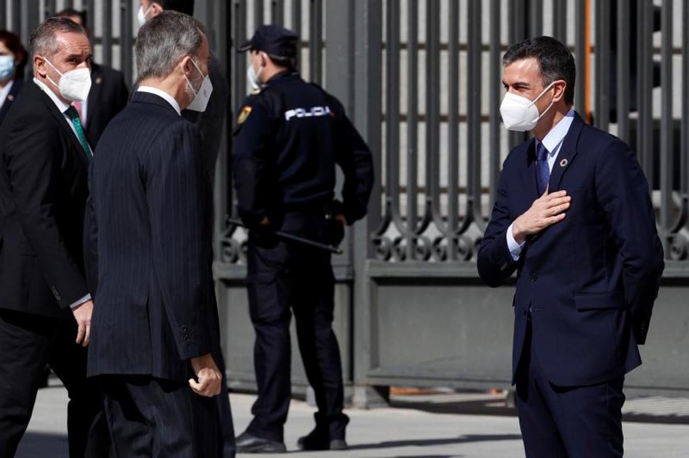 El rey Felipe VI, es recibido por el presidente del Gobierno, Pedro Sánchez 