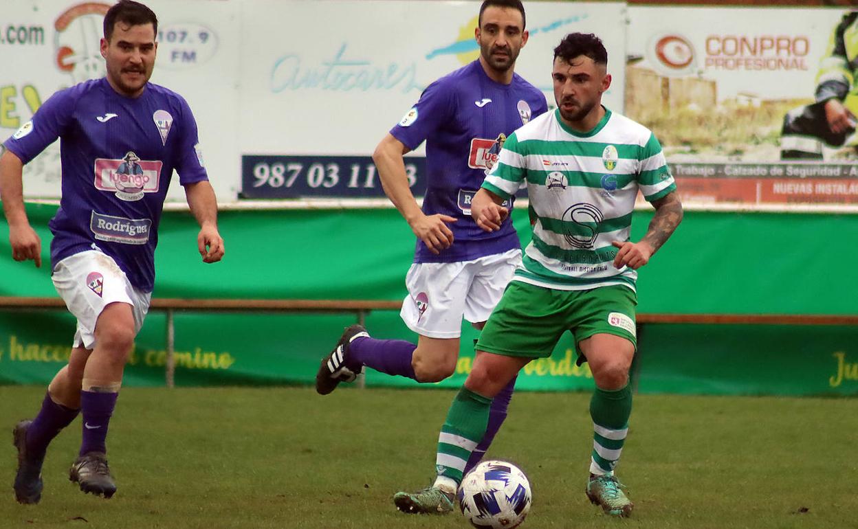 Un lance del partido de La Virgen ante La Bañeza, con triunfo verdiblanco por 2-0.