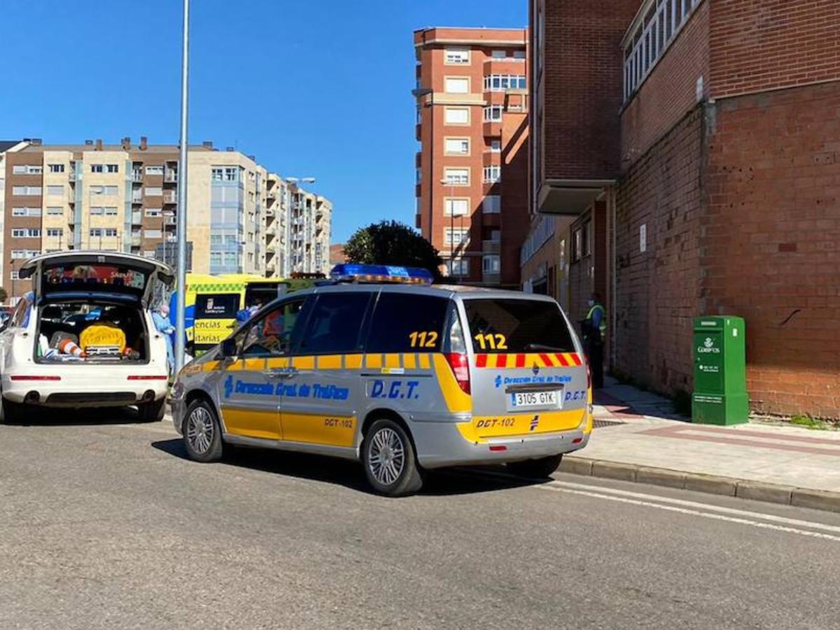 Fotos: Colisión entre un moto y un turismo