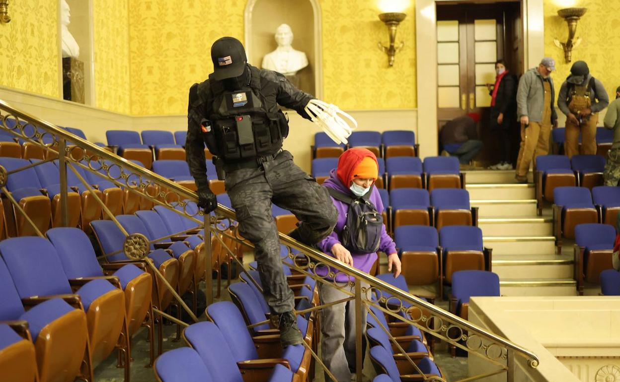 Uno de los asaltantes del Capitolio el pasado 6 de enero llevaba bridas para secuestrar a senadores, según confesaron participantes en la acción.