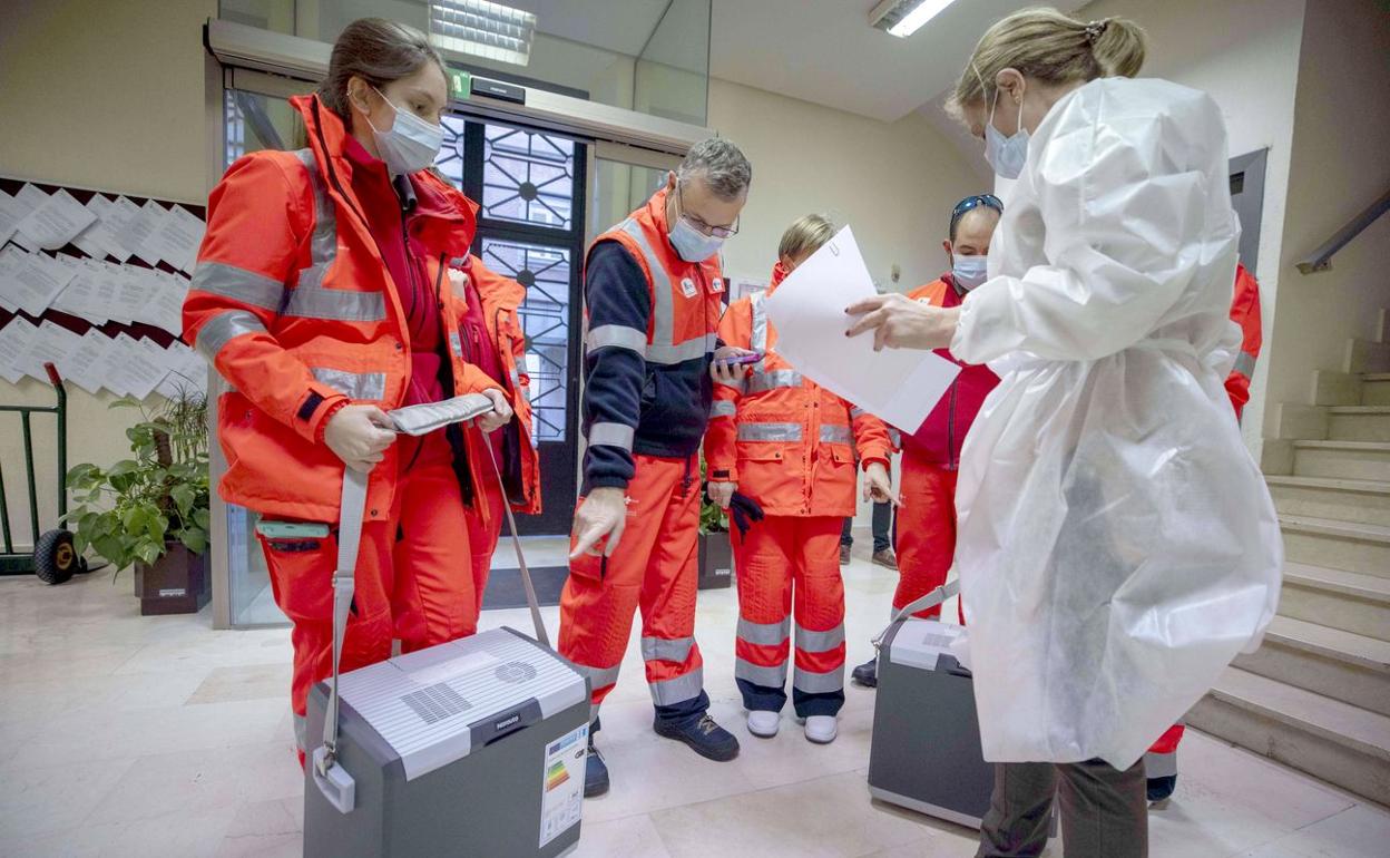 Imagen de un equipo de vacunación preparado para administrar nuevas dosis.