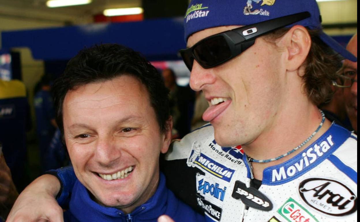 Fausto Gresini, junto a Sete Gibernau, en una imagen de 2005. 