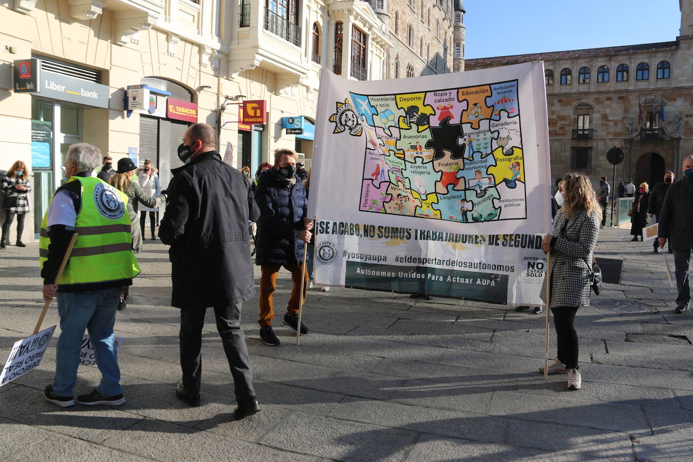 Decenas de personas salen a la calle para protestar ante la dramática situación de sus empresas.