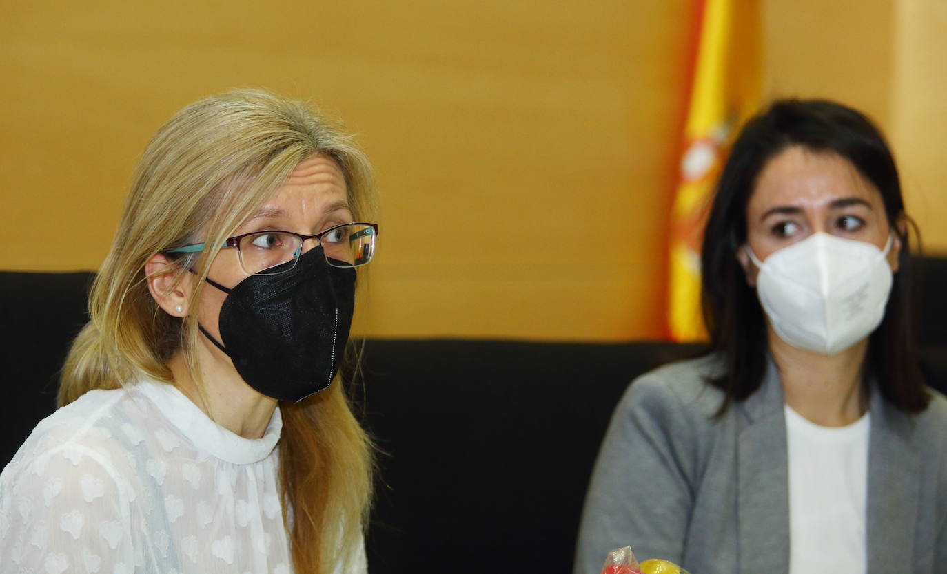 La jueza decana de Ponferrada, Ana María Lourido (I), junto a la letrada del decanato, Raquel Martínez (D).