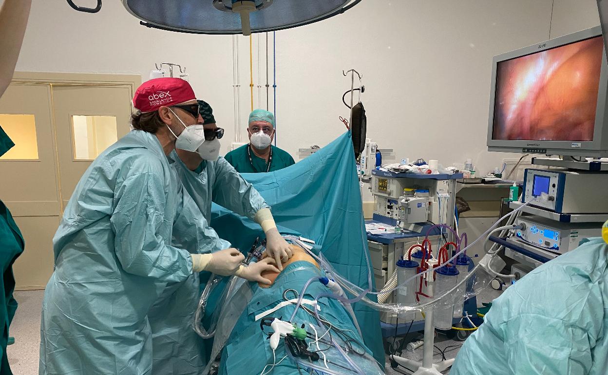 Intervención en el hospital de Málaga donde se realizó uno de los trasplantes cruzados. 