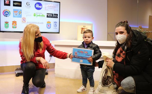 Nuria Miranda de Leonoticias y Guzmán y su madre en la entrega de premios. 