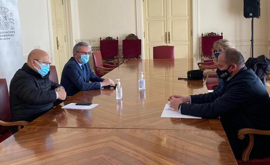 Reunión entre los representantes de Aupa y el delegado y subdelegado.