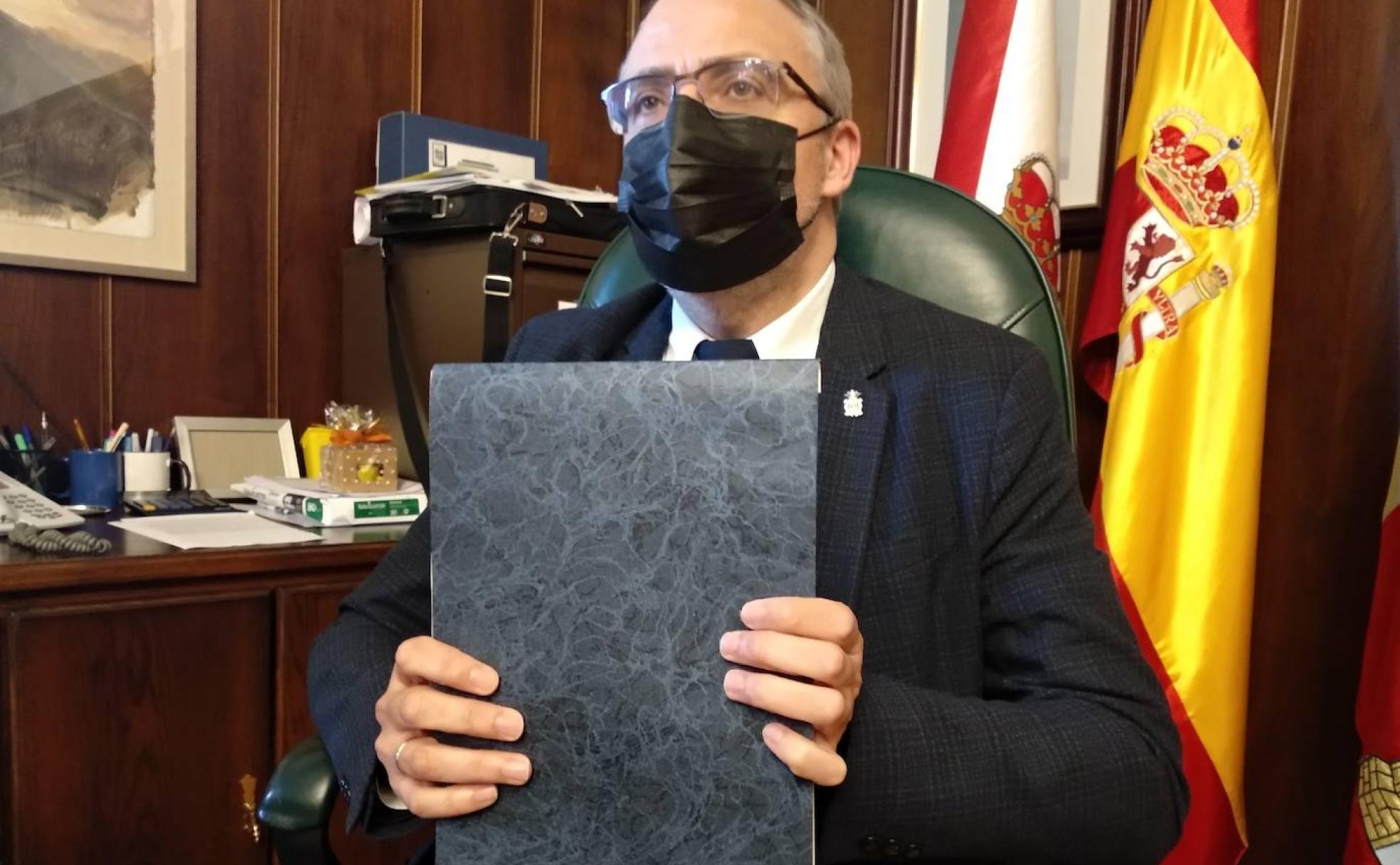 El alcalde de Ponferrada, Olagerio Ramón, muestra el 'cuaderno azul' en el despacho de la Alcaldía durante su encuentro con elbierzonoticias.