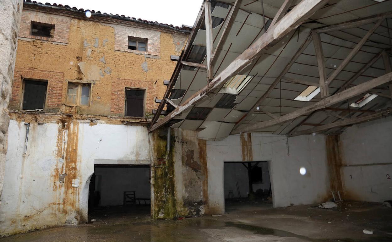 Vista interior de una parte del Molino Sidrón. 