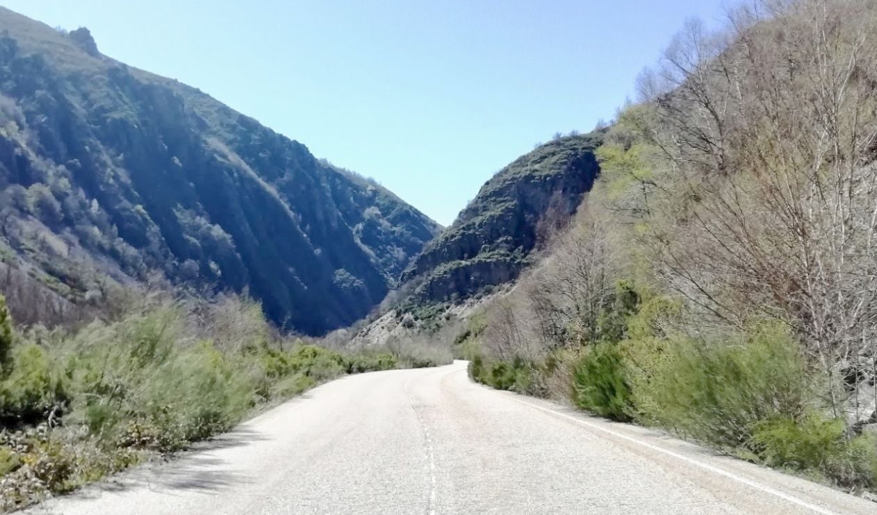 Imagen de una de las carreteras que enlazan con Degaña, una de las localidades de paso en el proyecto..