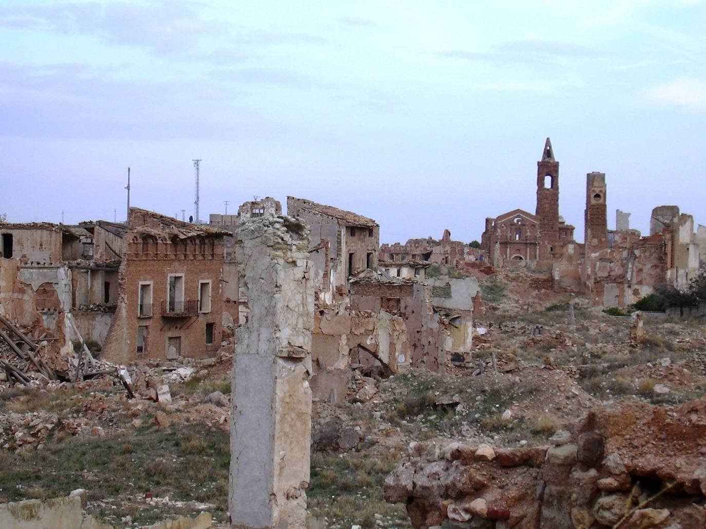 EL LABERINTO DEL FAUNO (2006) | La localidad se encuentra abandonada desde 1960. En el lugar se desarrollaron dos importantes batallas y múltiples bombardeos. A consecuencia de ello, el pueblo quedó totalmente arrasado.