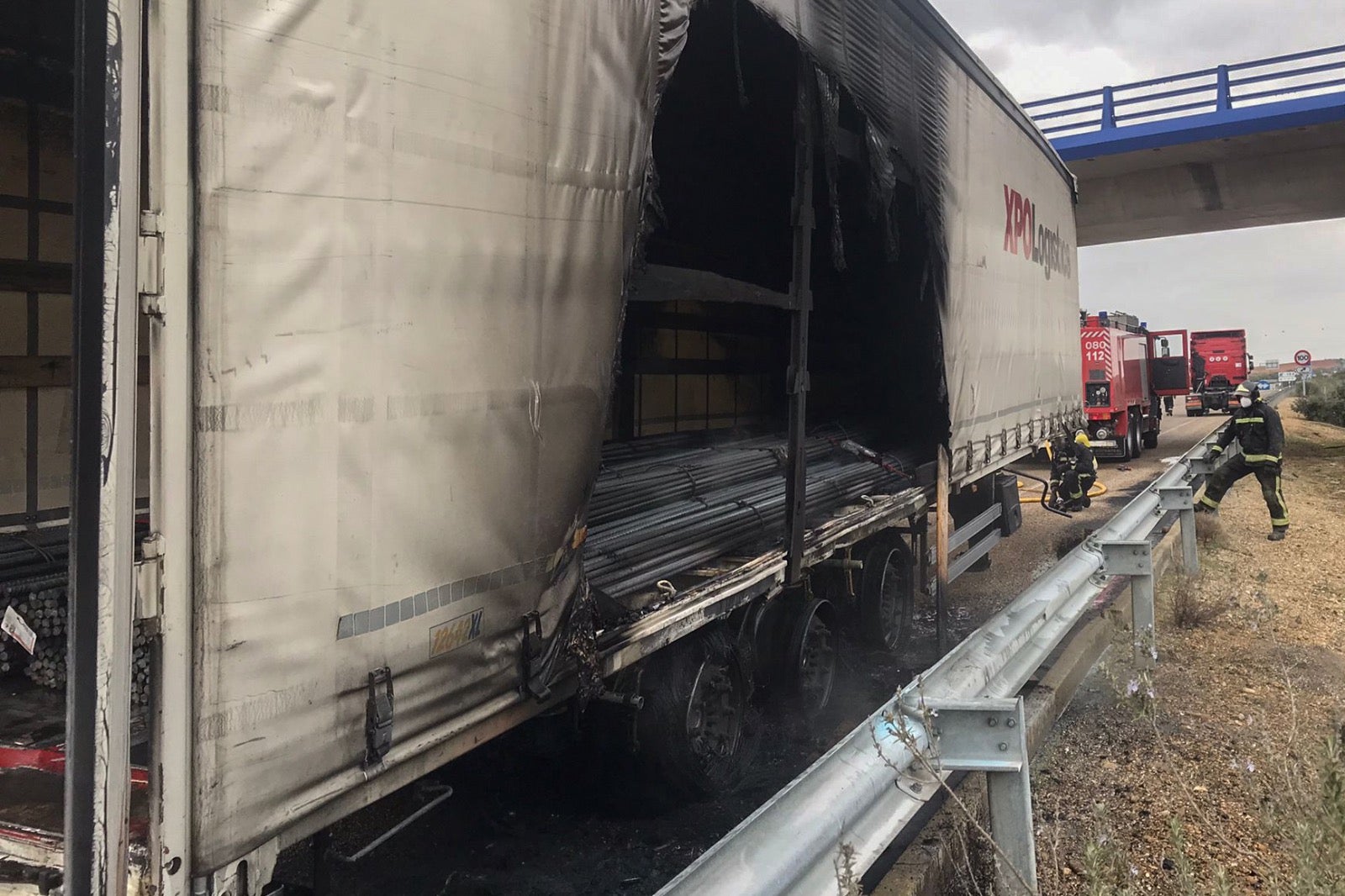 Vista del camión quemado en la A-66 tras el incendio. 