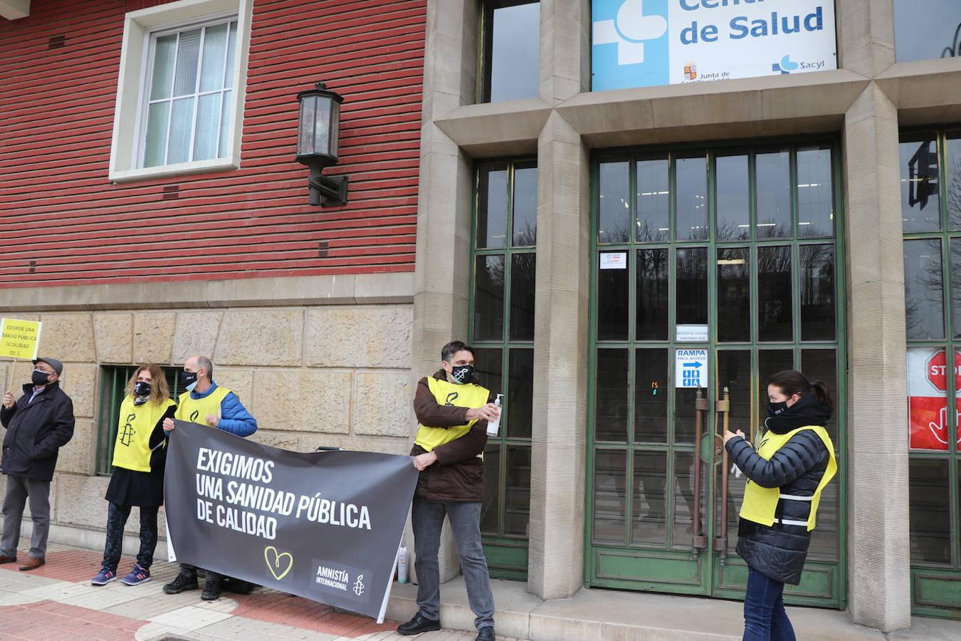 Una veintena de personas se ha concentrado frente al centro de salud de La Condesa por la sanidad pública.