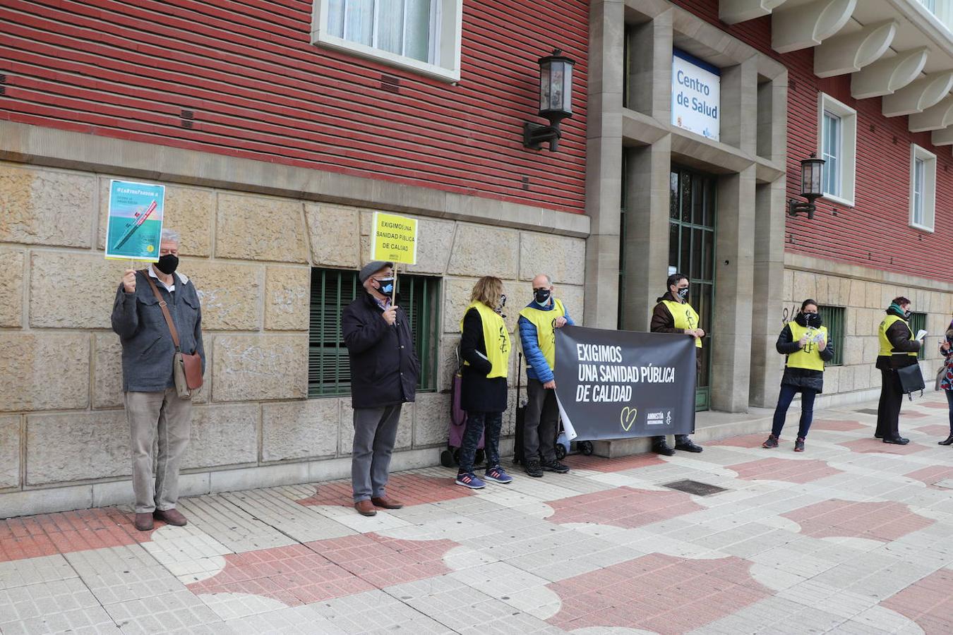 Una veintena de personas se ha concentrado frente al centro de salud de La Condesa por la sanidad pública.