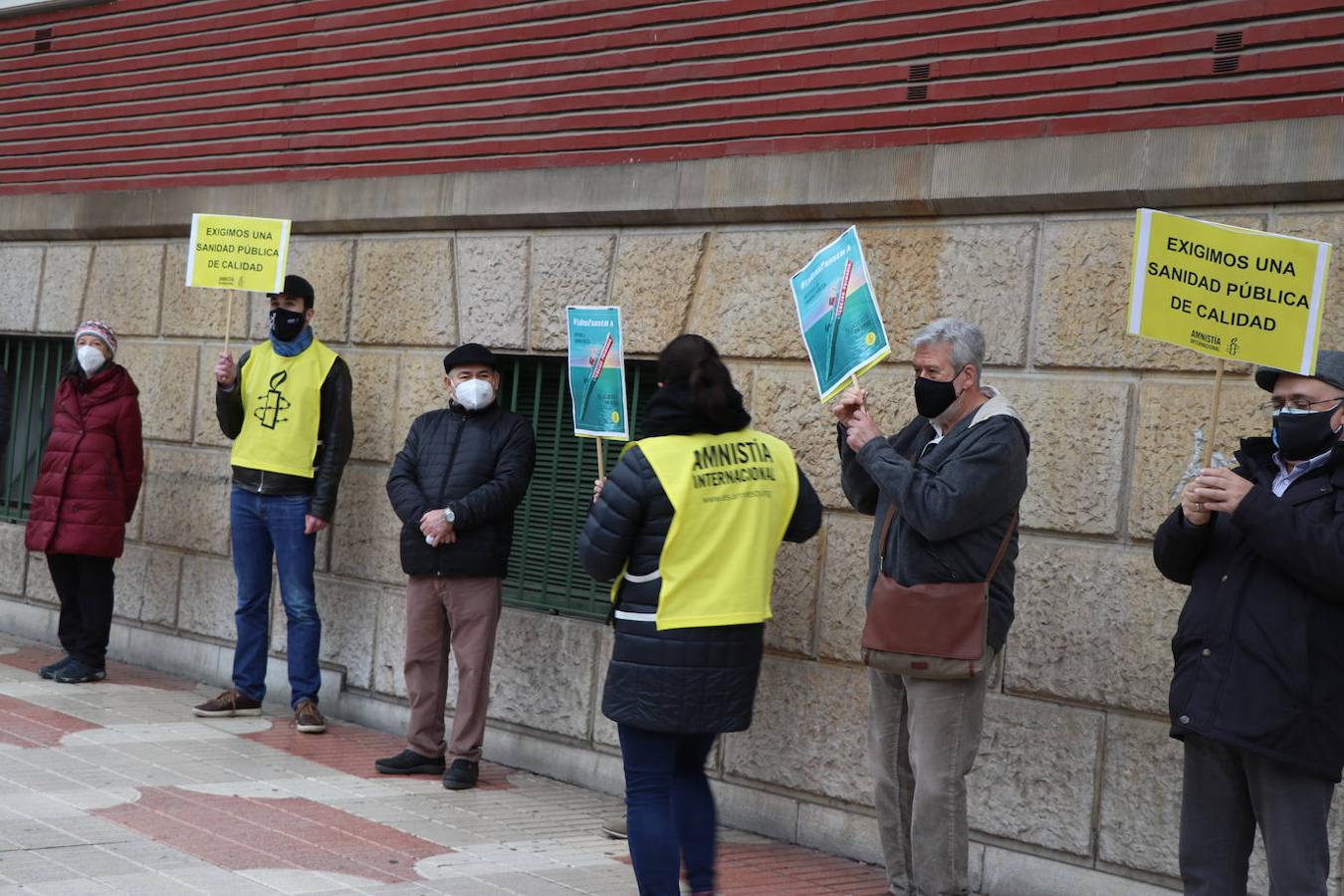 Una veintena de personas se ha concentrado frente al centro de salud de La Condesa por la sanidad pública.