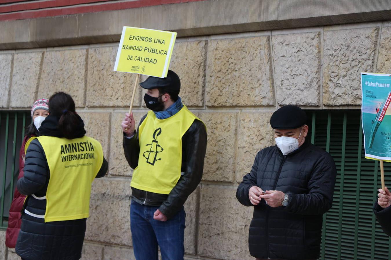 Una veintena de personas se ha concentrado frente al centro de salud de La Condesa por la sanidad pública.