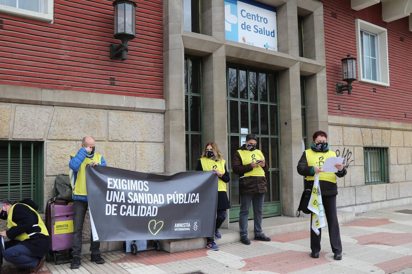 Una veintena de personas se ha concentrado frente al centro de salud de La Condesa por la sanidad pública.