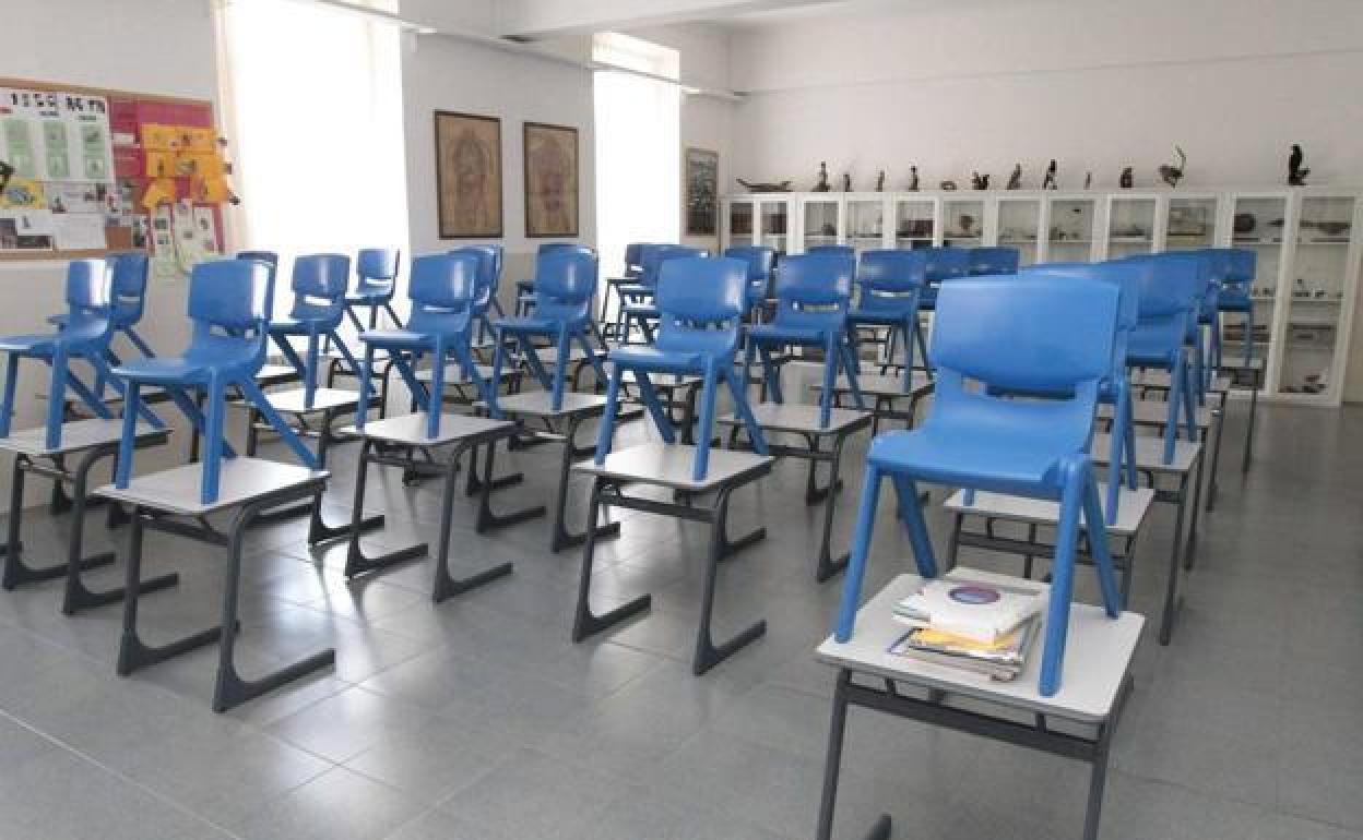 Aula de un colegio preparada contra la covid-19.