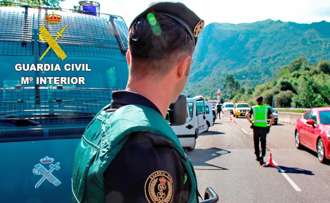 Control de la Guardia Civil de Tráfico en una carretera.