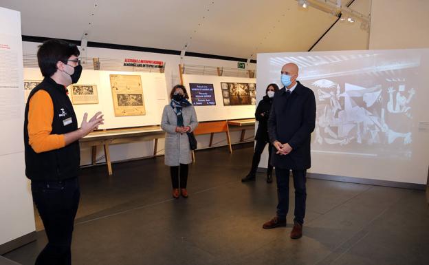 El alcalde visitó también la exposición. 