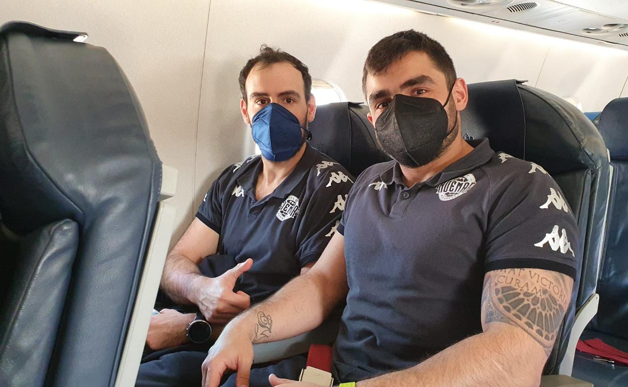 El staff del equipo leonés durante uno de los viajes en avión por Europa.