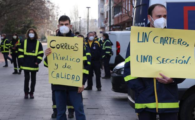 Protestas de los trabajadores de Correos en la zona peatonal de Quevedo.