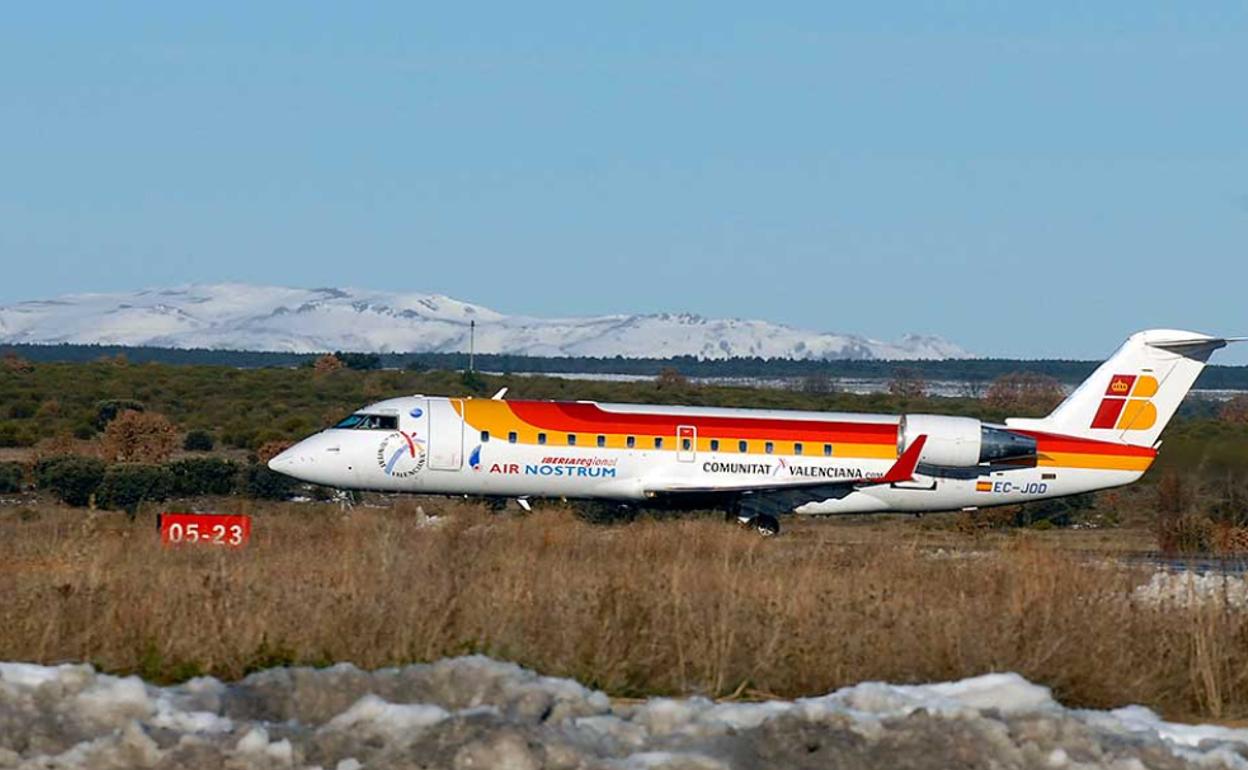 Un avión de Air Nostrum en el aeropuerto de León. 