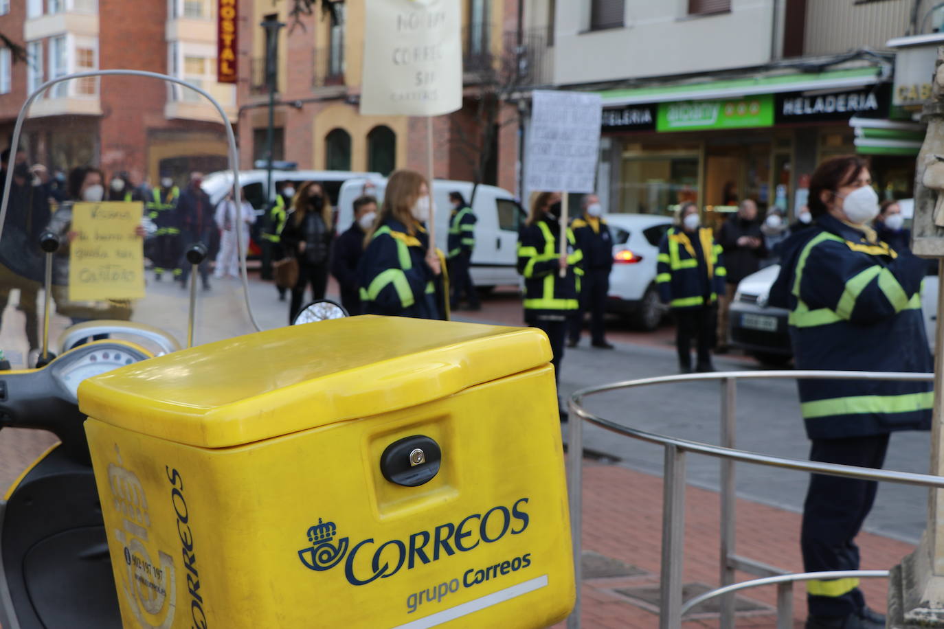 Los carteros elevan sus críticas ante la falta de reposición de personal y el aumento de las cargas de trabajo.