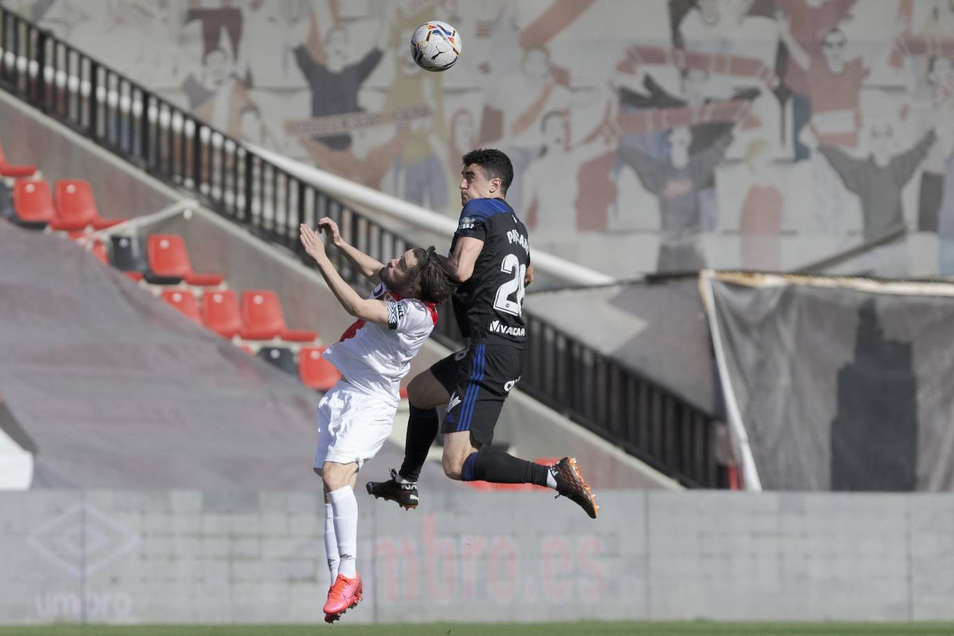 Ambos equipos se enfrentaron en Vallecas por un puesto de playoff.