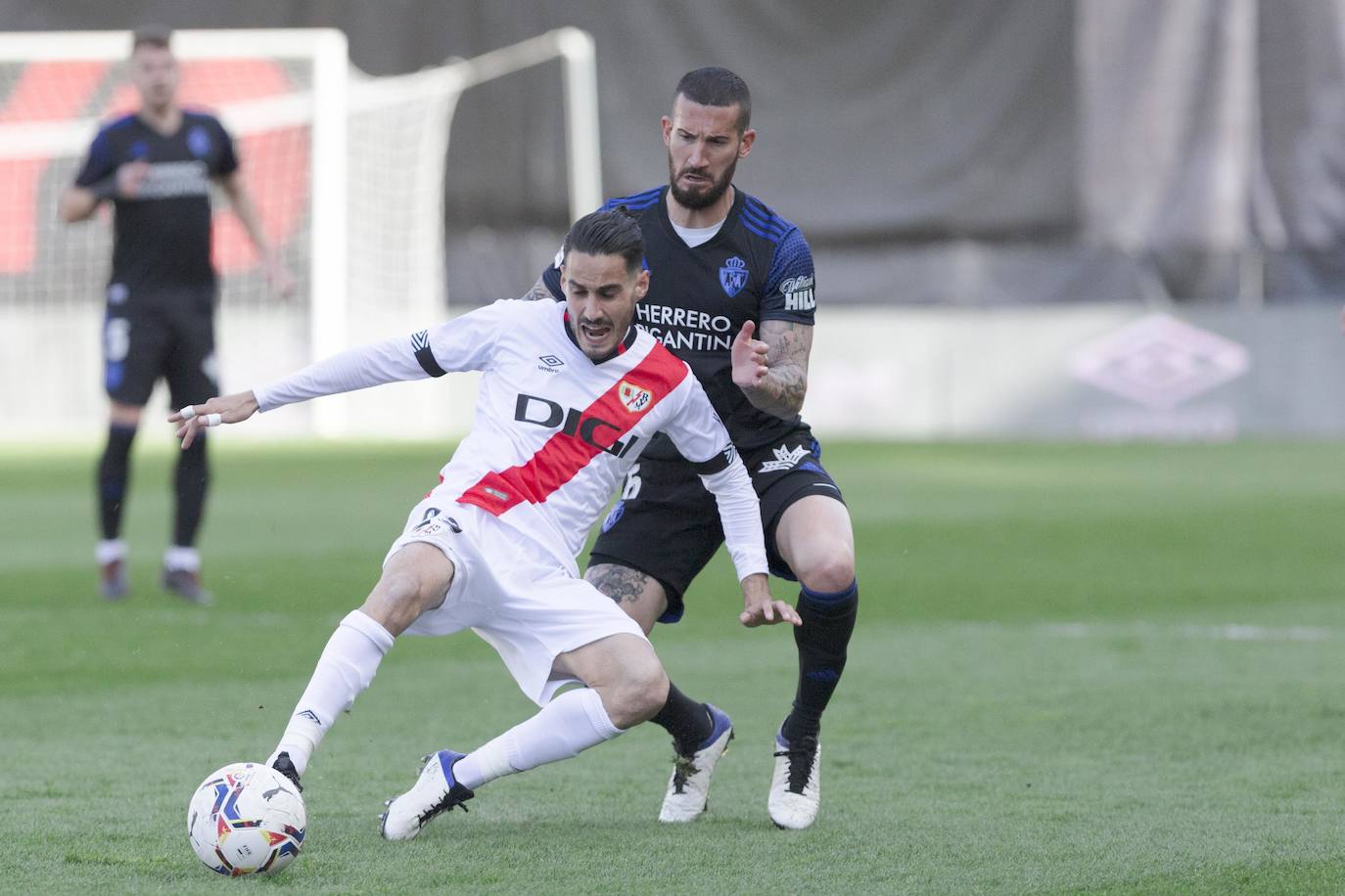 Ambos equipos se enfrentaron en Vallecas por un puesto de playoff.