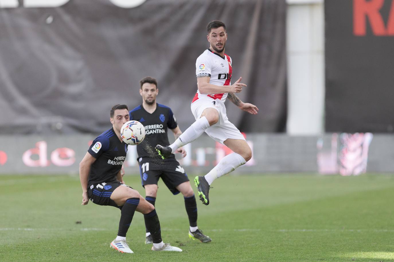 Ambos equipos se enfrentaron en Vallecas por un puesto de playoff.