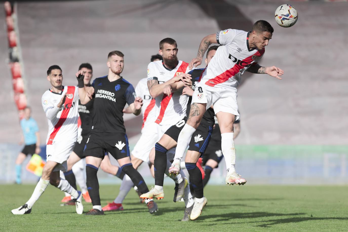 Ambos equipos se enfrentaron en Vallecas por un puesto de playoff.