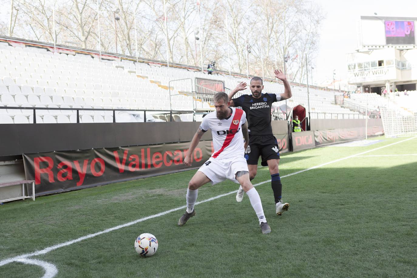 Ambos equipos se enfrentaron en Vallecas por un puesto de playoff.