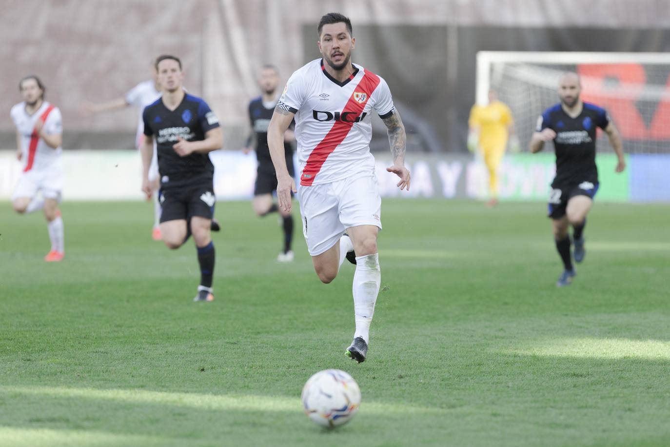 Ambos equipos se enfrentaron en Vallecas por un puesto de playoff.