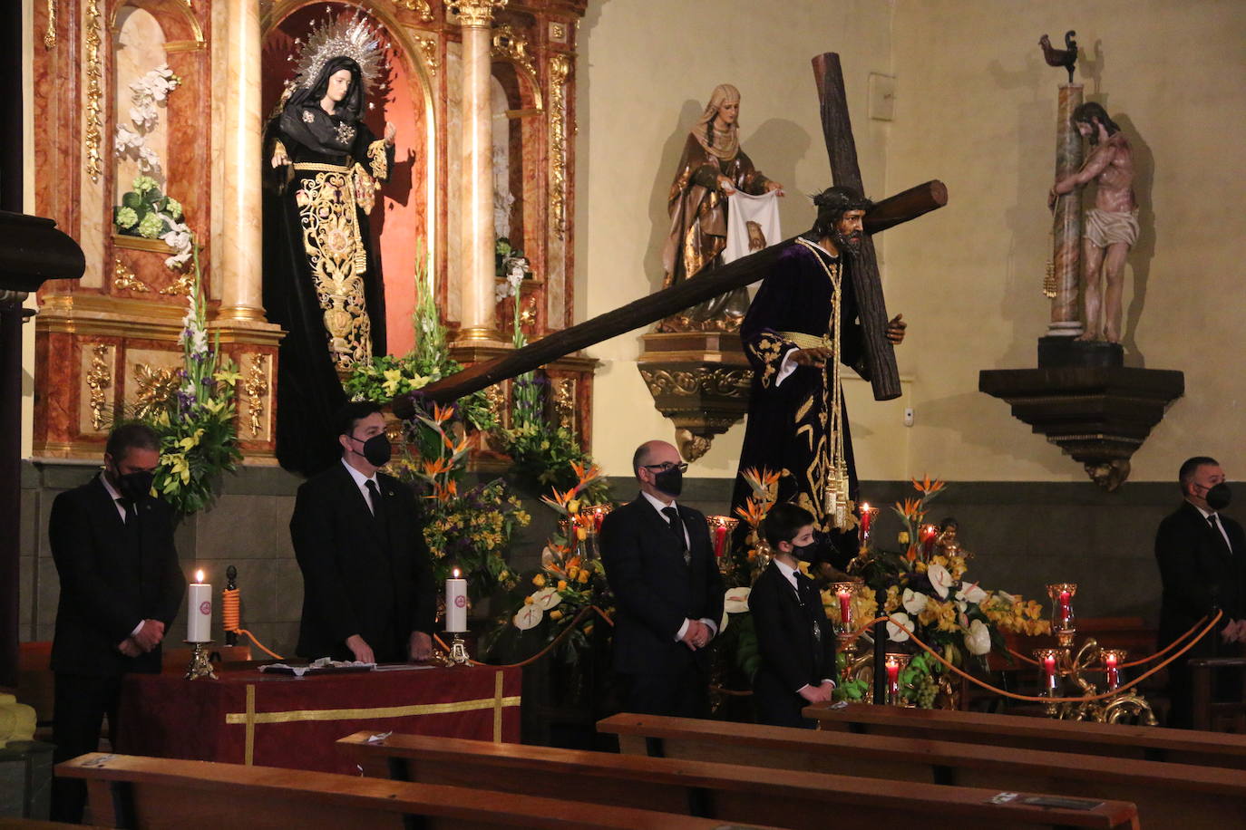 La capilla de Santa Nonia acoge el tradicional besapié al titular de la Cofradía de Jesús.