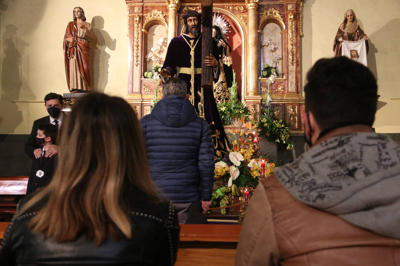 La capilla de Santa Nonia acoge el tradicional besapié al titular de la Cofradía de Jesús.