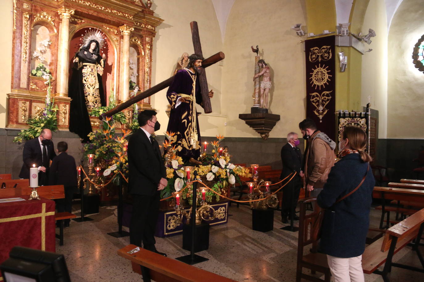 La capilla de Santa Nonia acoge el tradicional besapié al titular de la Cofradía de Jesús.